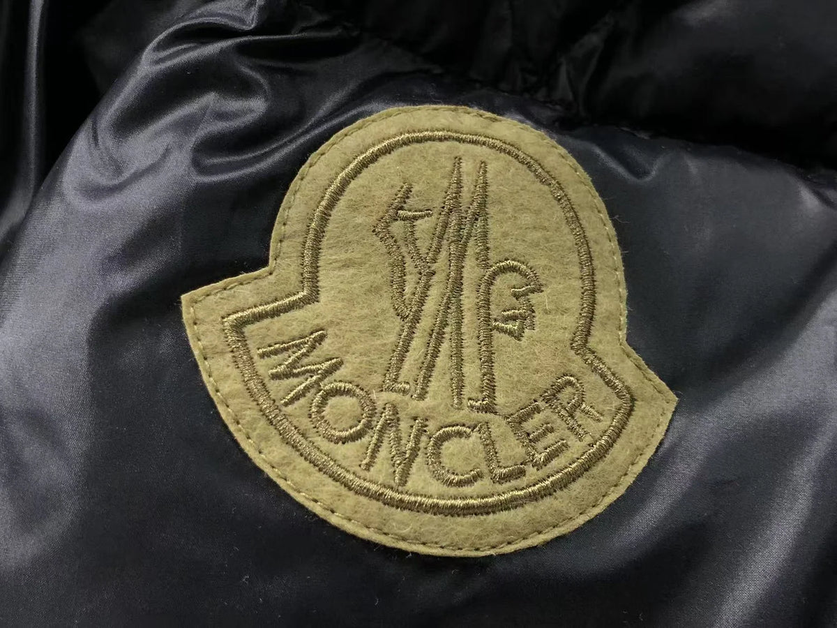 Moncler Sumido Diamond Quilt Down Jacket — Black