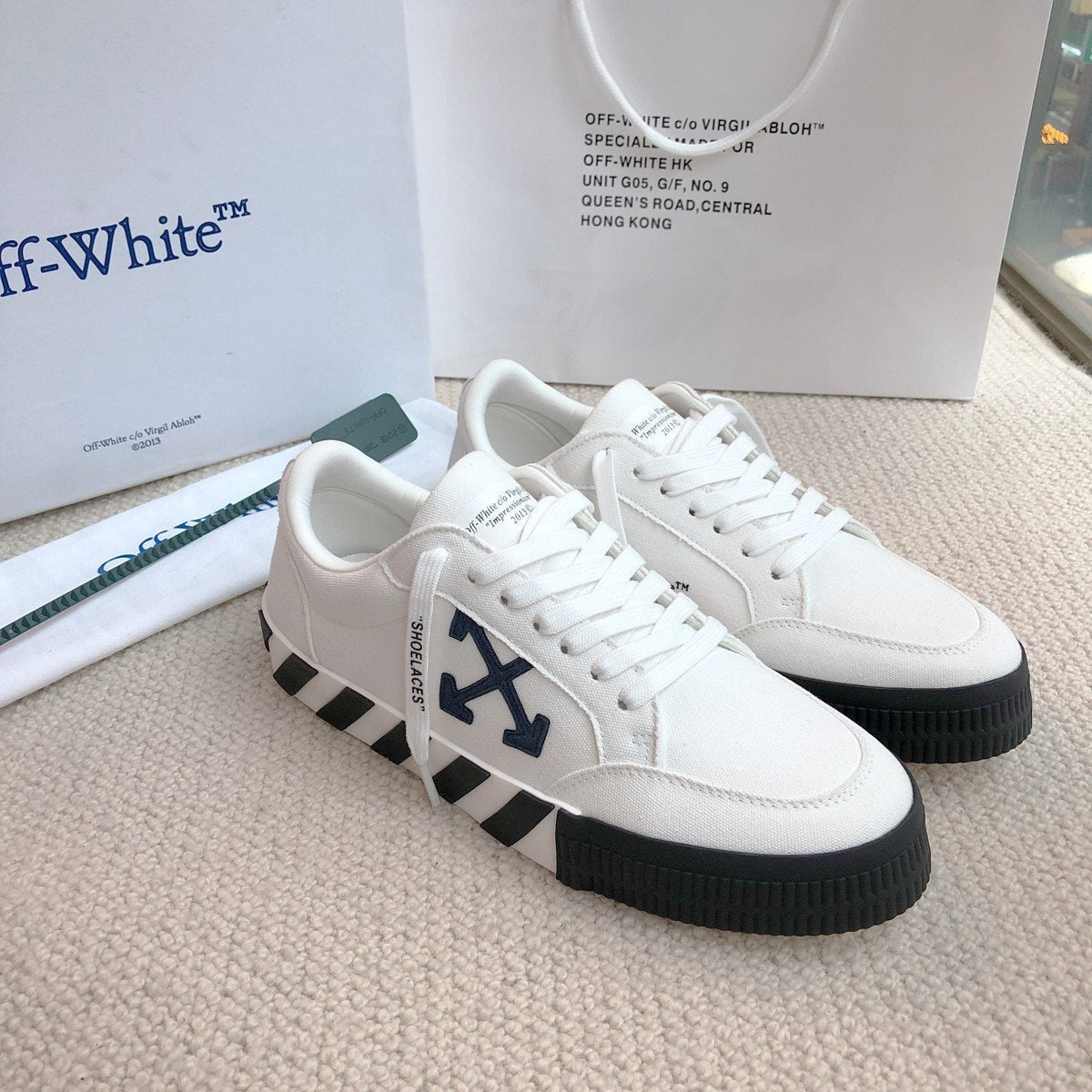 Off-White Arrow Graphic Low-Top Sneakers